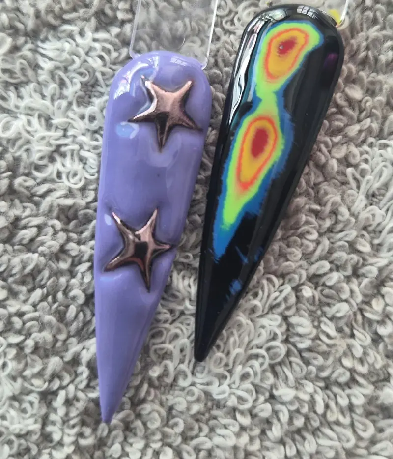 Tips de press on decoradas con estrellas en relieve y efecto aurora