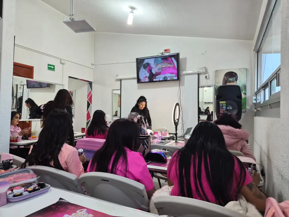 Grupo de alumnas en una capacitación profesional de uñas