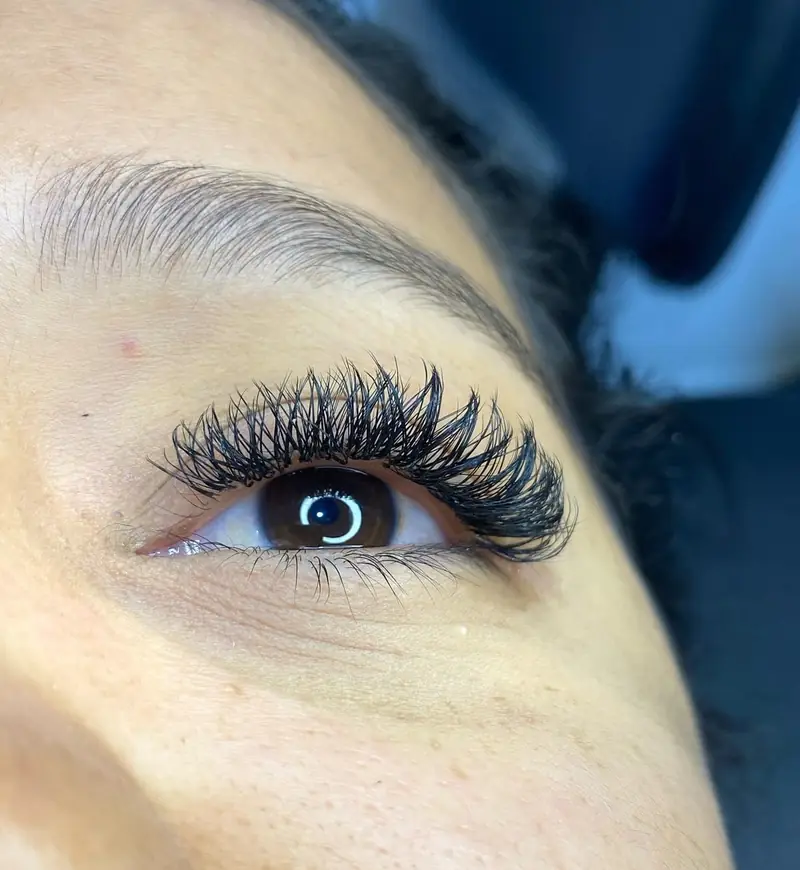 Extensiones de pestañas volumen griego con abanicos densos